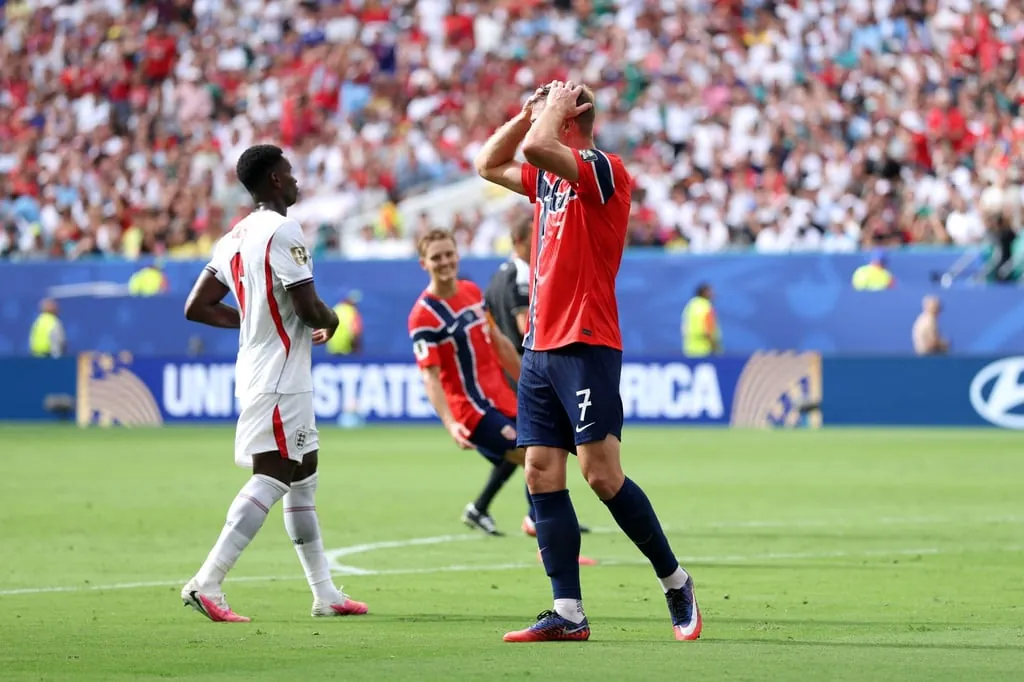 Alexander Sorloth buries his head in his hands after opting against a pass to Erling Haaland. Photo: Getty Images